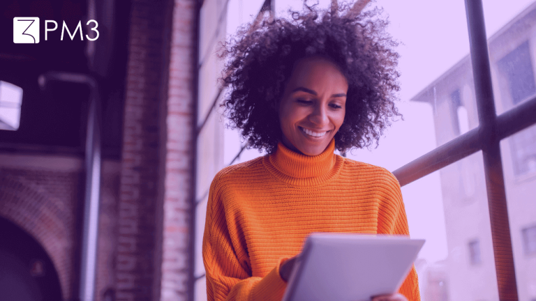 A imagem mostra uma mulher usando um tablet, aplicando as técnicas de Product Discovery para colher feedback dos usuários de 