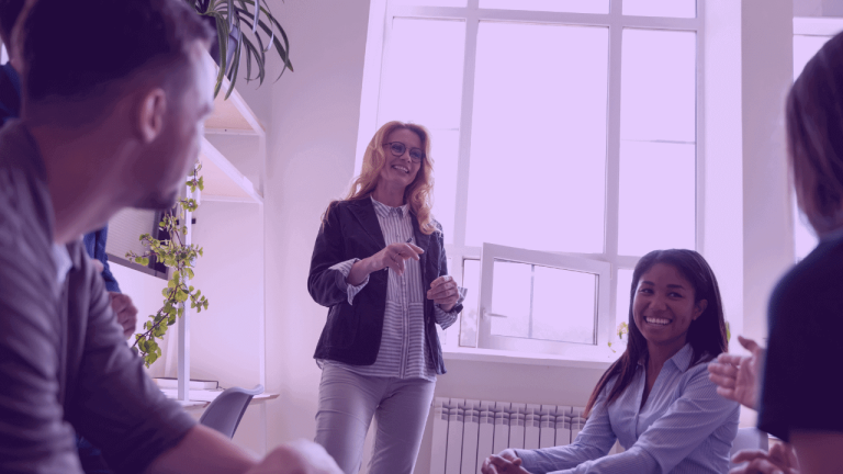 A foto mostra quatro pessoas fazendo uma reunião em equipe, algo que é essencial analisar na hora de contratar um Head de Pro