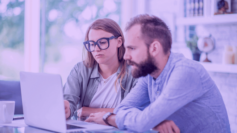 A foto mostra um homem e uma mulher olhando para a tela de um computador, analisando os dados do tracking de eventos para map