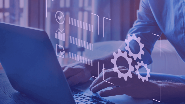 A imagem mostra um par de mãos digitando no computador, sugerindo que alguém está seguindo as etapas do guia de Product Ops p