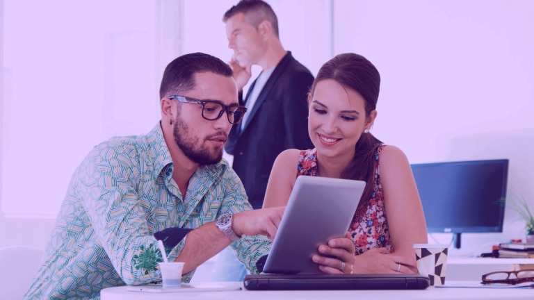 As linguagens de Product Managers nada mais são do que interações com outras áreas da empresa. A imagem mostra um homem e uma
