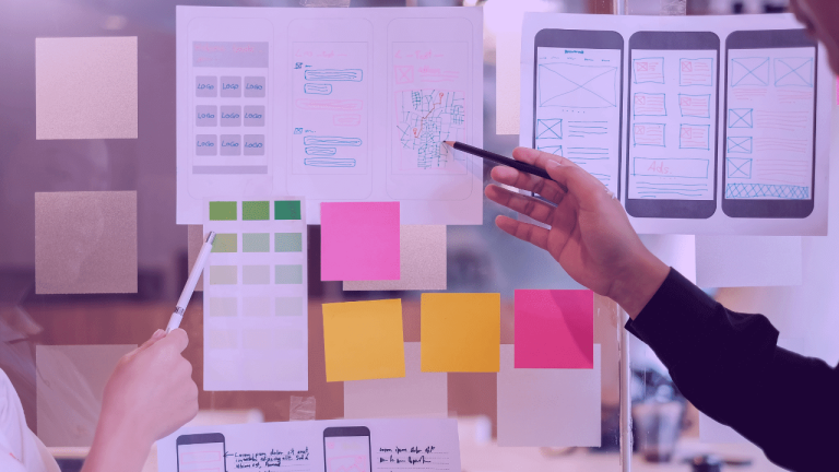 A imagem mostra um quadro com post-its e papéis. A foto sugere que a empresa segue uma cultura product-driven para desenvolve