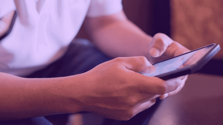 A imagem ilustra a jornada do cliente em produtos digitais, com mãos masculinas utilizando um aplicativo de celular.