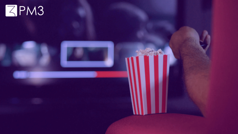 Imagem ilustrativa de pessoa comendo pipoca assistindo filme, colocando em pauta a discussão entre as redes de cinema vs serv