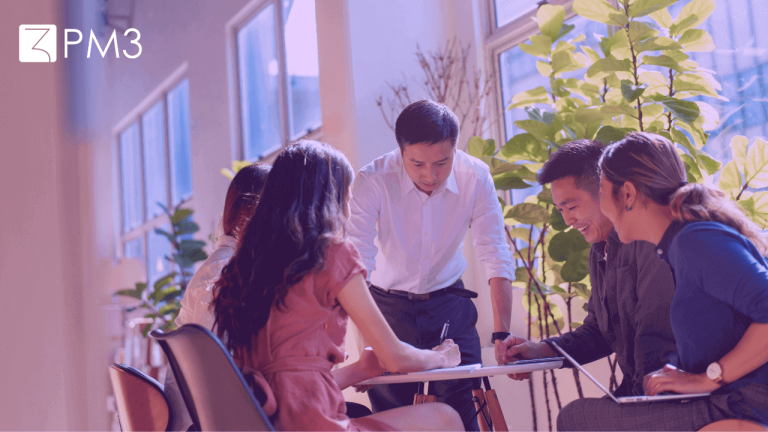 A imagem mostra uma equipe de Vendas junto ao Product Marketing Manager, que está trabalhando com Sales Enablement para costr
