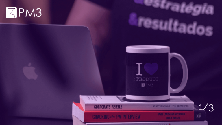A imagem mostra uma caneca com dizeres "eu amo a PM3" sobre uma pilha de 3 livros