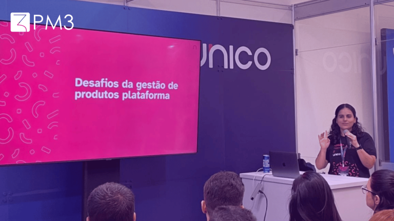 Renata Nobre durante sua palestra sobre gestão de produtos de plataforma no Product Camp 2022
