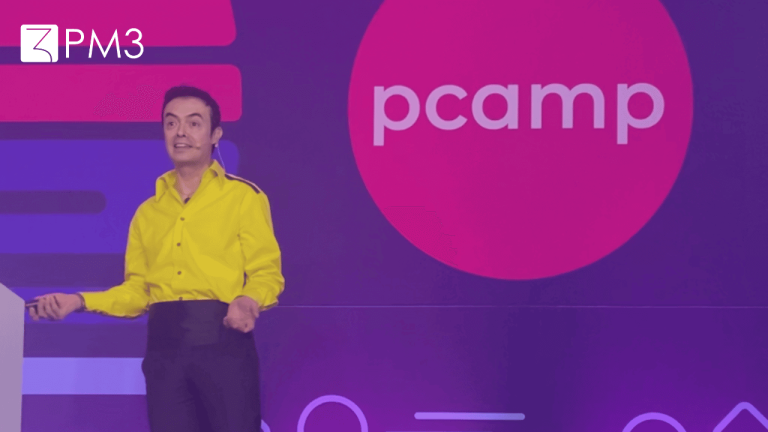 A imagem mostra Orkut durante sua palestra no Product Camp 2022
