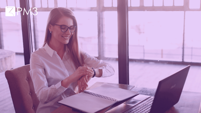 Mulher aplicando o método GTD para gestão de tempo