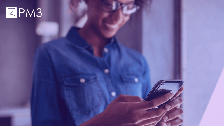 mulher ao celular conferindo as tendências em Product Management para 2023