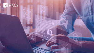 A imagem mostra as mãos de uma pessoa digitando no computador, utilizando os canais de marketing para executar uma estratégia.