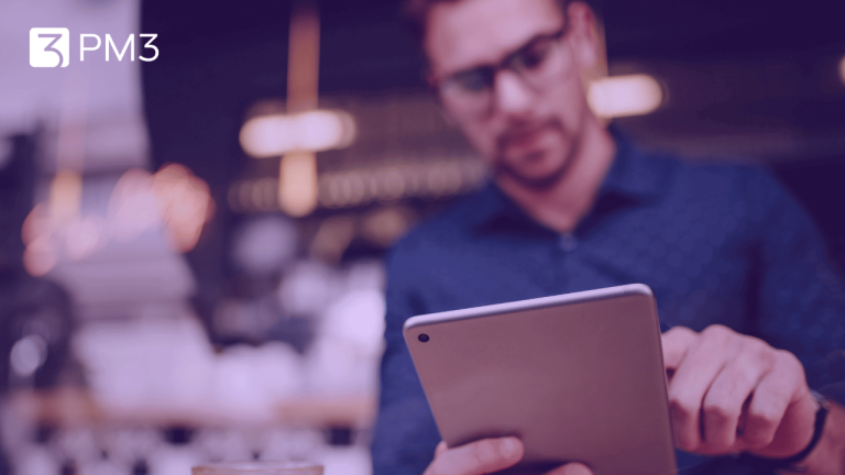 A imagem mostra um homem utilizando tablet, ilustrando a relação entre ChatGPT e o mercado de trabalho