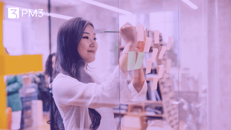 A imagem mostra uma mulher escrevendo em um quadro com post-its, levantando informações no processo de Discovery