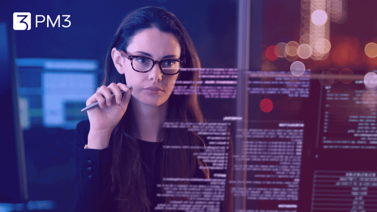 A imagem mostra uma mulher aplicando modelagem de dados ao banco de dados de uma empresa